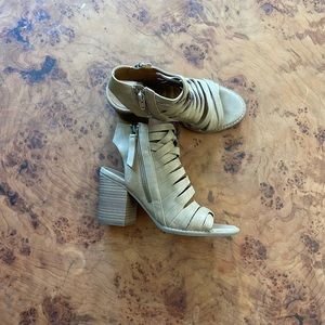 Tan heeled sandal with zippers